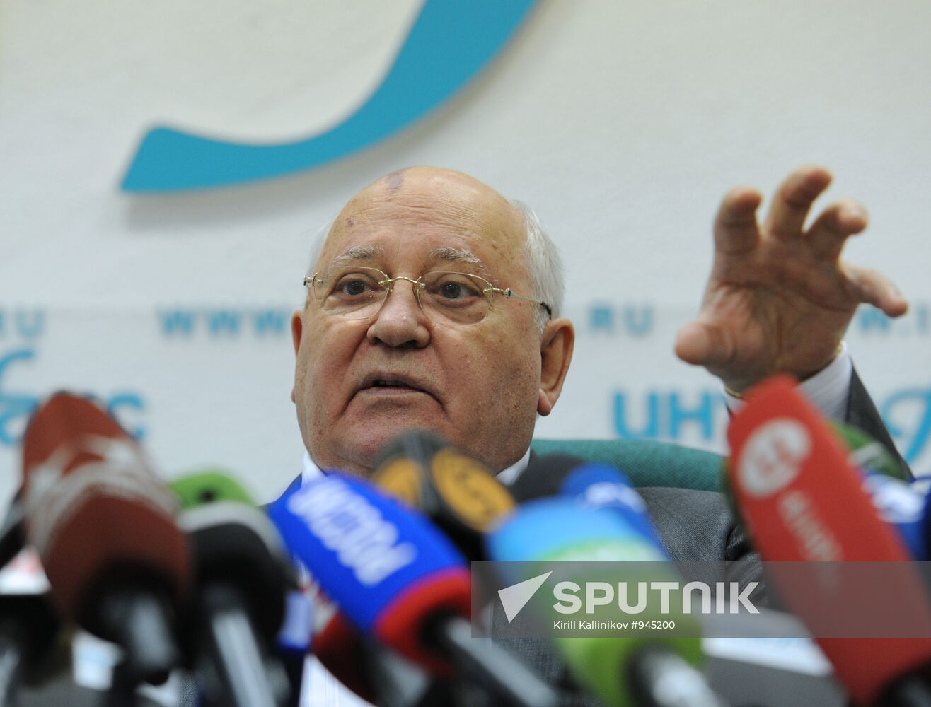 Mikhail Gorbachev gives news conference