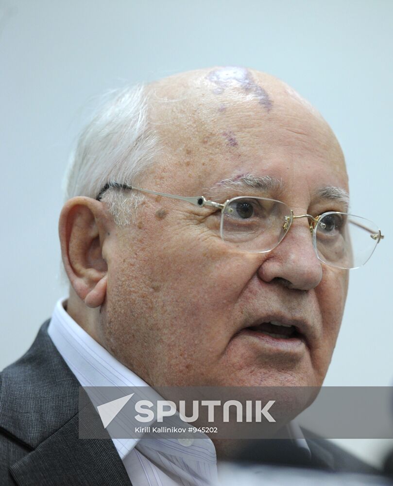 Mikhail Gorbachev gives news conference