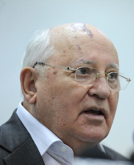 Mikhail Gorbachev gives news conference