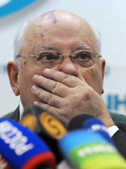 Mikhail Gorbachev gives news conference