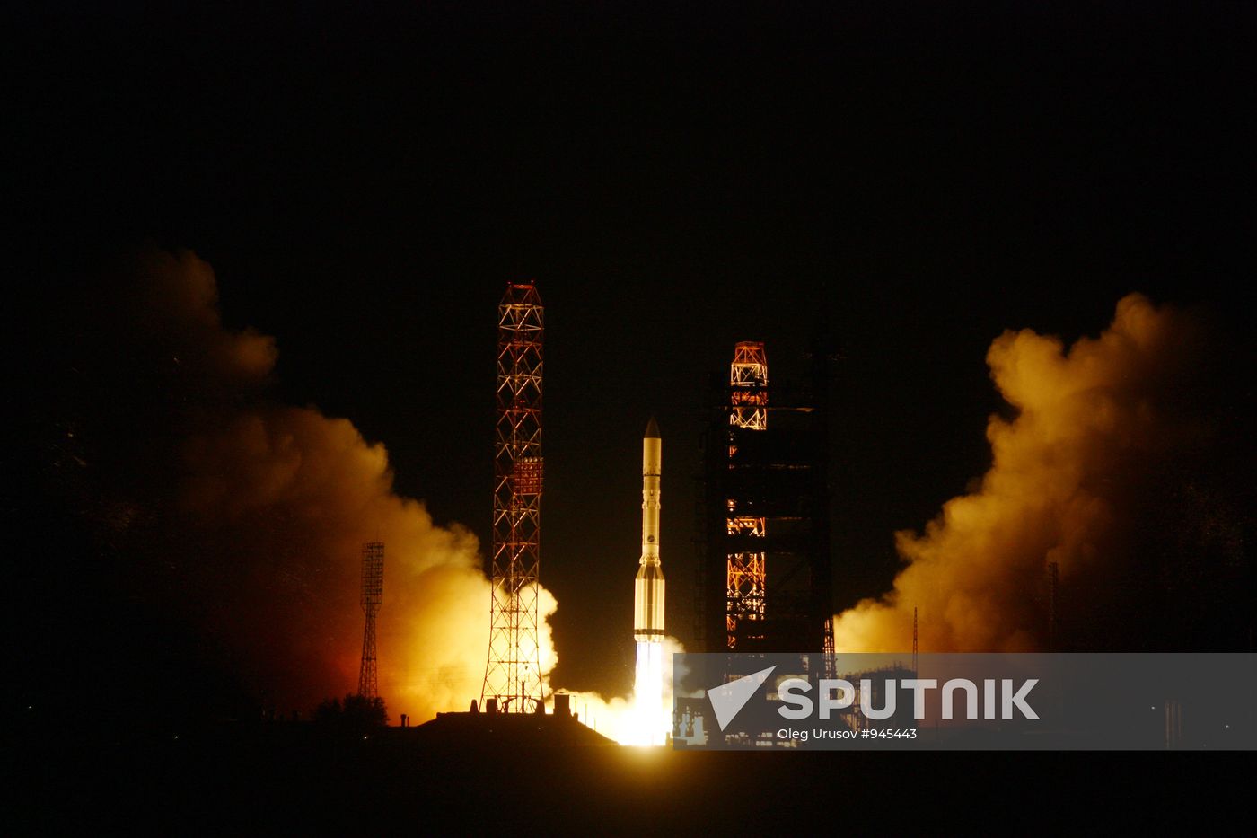 Proton-M missile with Russian Express AM-4 satellite launched