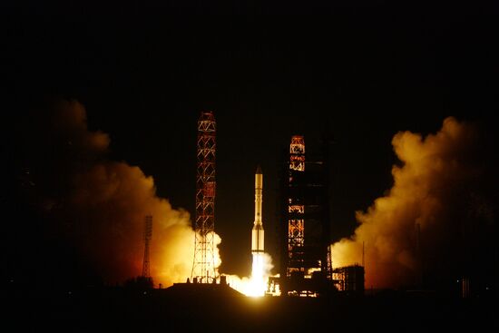 Proton-M missile with Russian Express AM-4 satellite launched