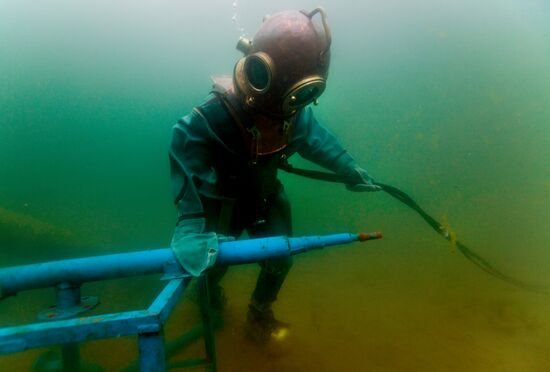 Explosive expert divers hold drills at Lake Baikal