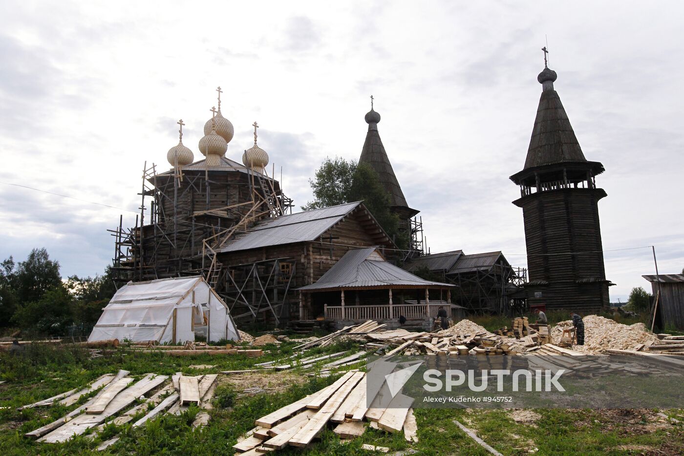 Restoration of an ensemble of wooden churches in Lyadiny village