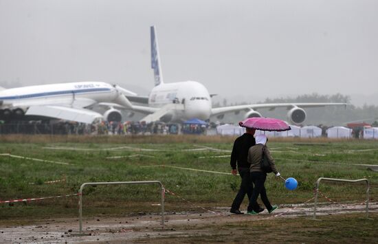 MAKS-2011 international air show closes in Zhukovsky