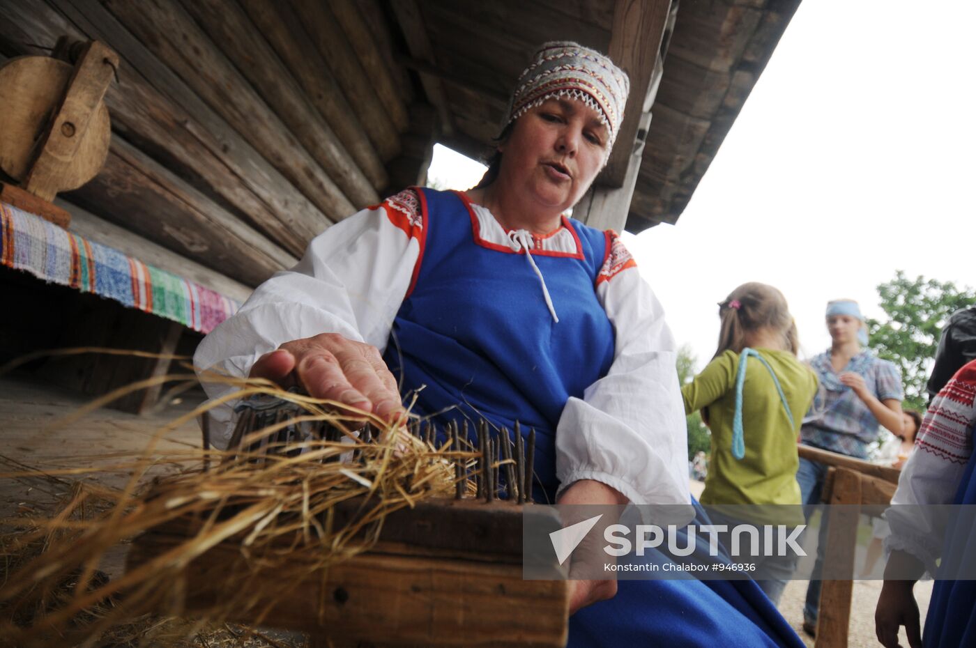 A participant combs out flax during the Savior regional festival celebrated at Vitoslavitsy Wooden Architecture and Folk Art Museum in Novgorod Region. Location: Russia, Novgorod region. Author: Konstantin Chalabov/Sputnik. Novgorod Region celebrates Savior regional festival