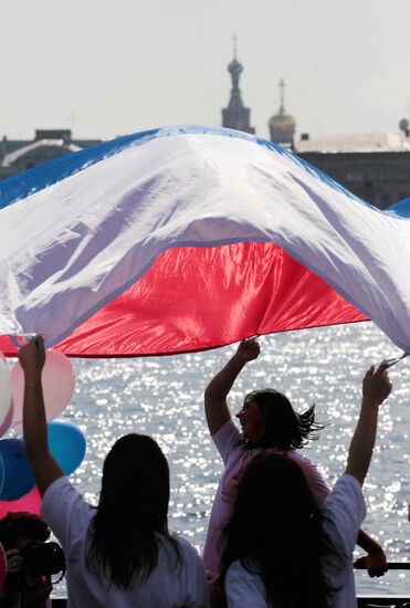 Procession to mark revival of Russian national flag