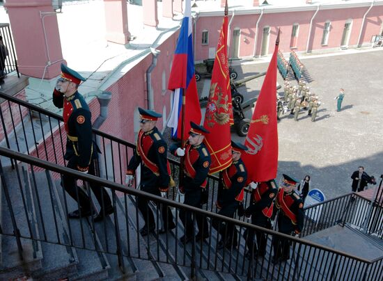 Procession to mark revival of Russian national flag