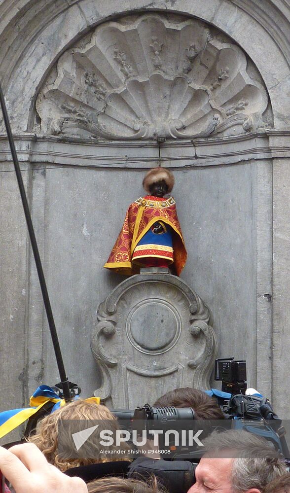 "Peeing Boy" sculpture dressed as Yaroslav the Wise