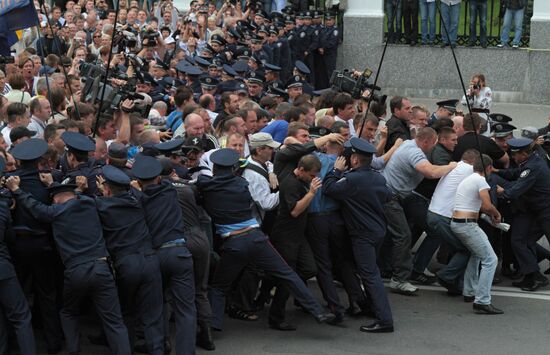 Ukrainian opposition movements stage rally on Independence Day
