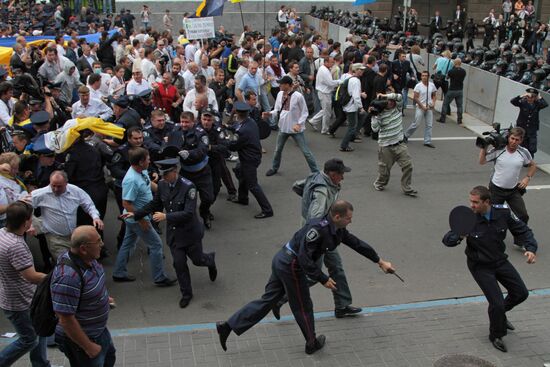 Ukrainian opposition movements stage rally on Independence Day