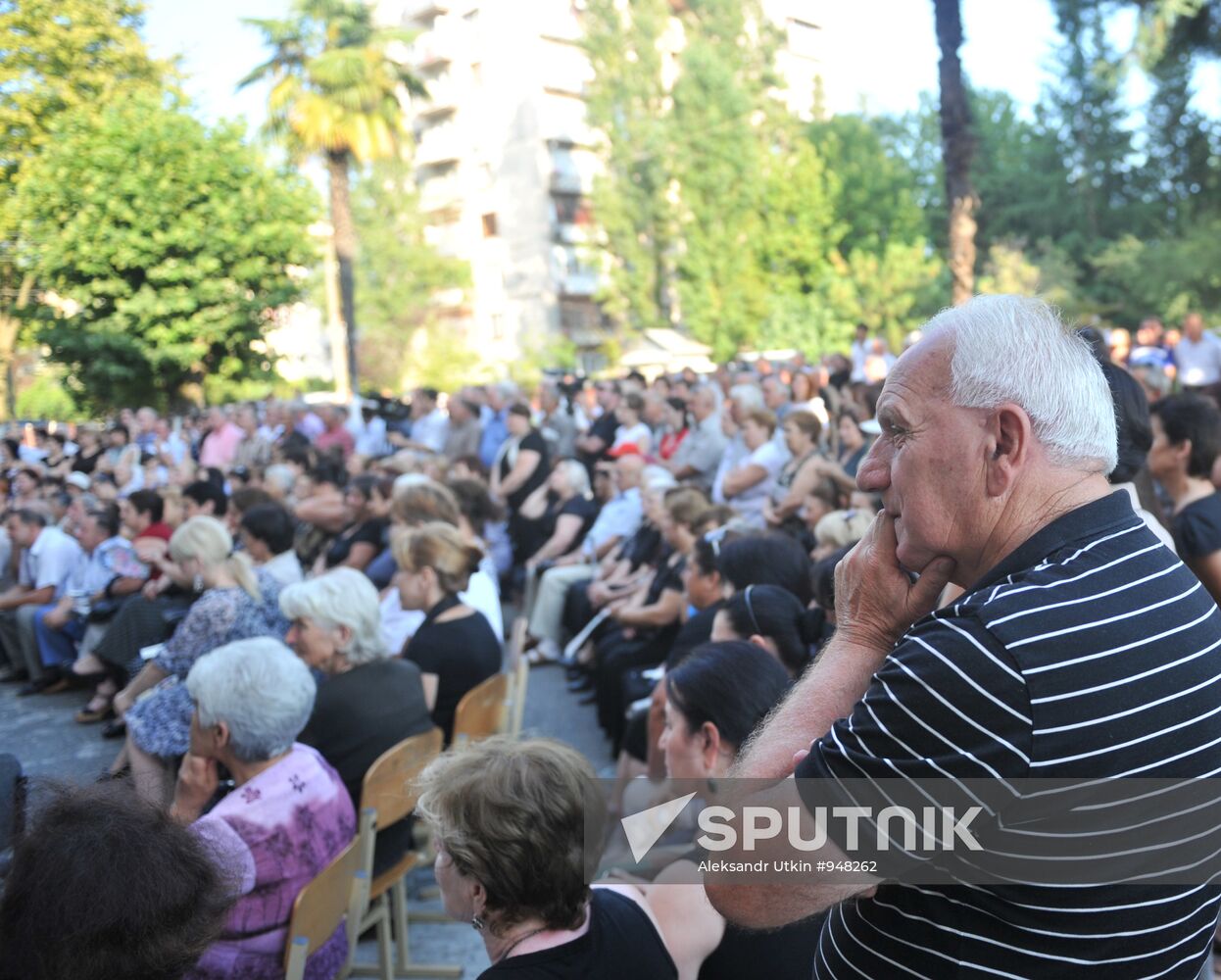 Residents of Sukhumi meet with Alexander Ankvab