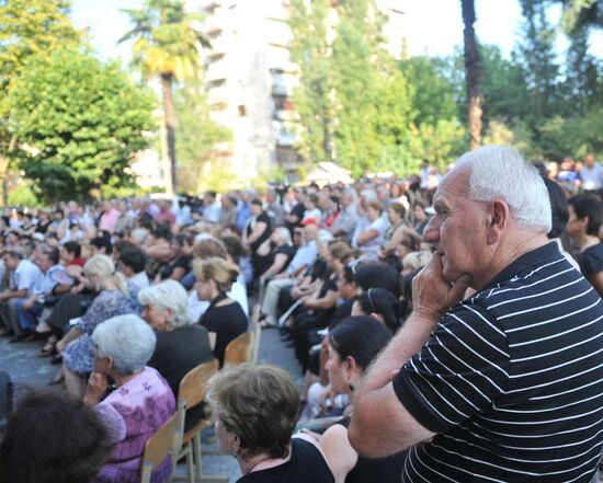 Residents of Sukhumi meet with Alexander Ankvab