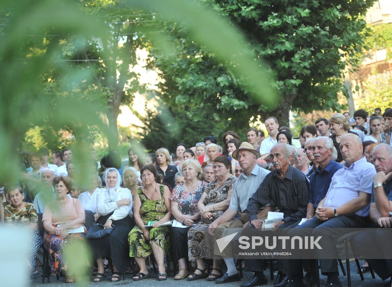 Residents of Sukhumi meet with Alexander Ankvab