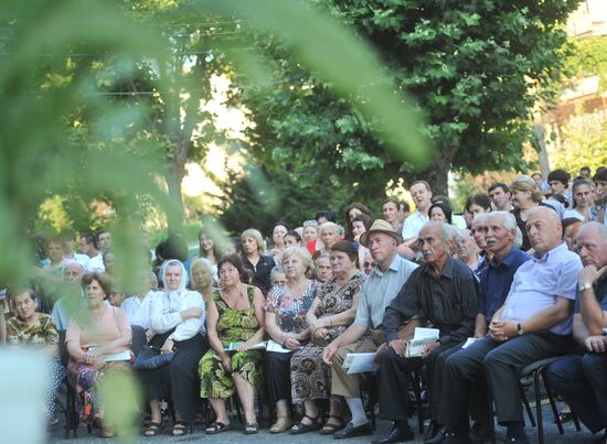 Residents of Sukhumi meet with Alexander Ankvab