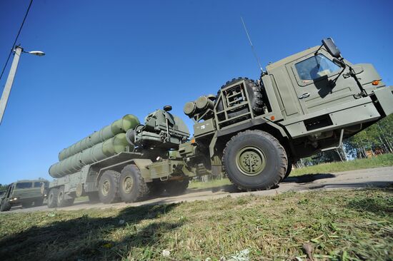 C-400 "Triumph" missiles protect air lines of Moscow