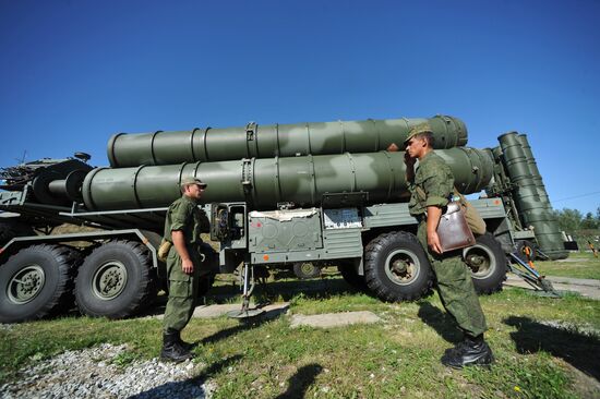 C-400 "Triumph" missiles protect air lines of Moscow