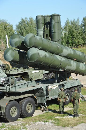 C-400 "Triumph" missiles protect air lines of Moscow