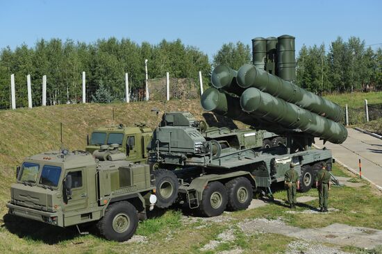 C-400 "Triumph" missiles protect air lines of Moscow