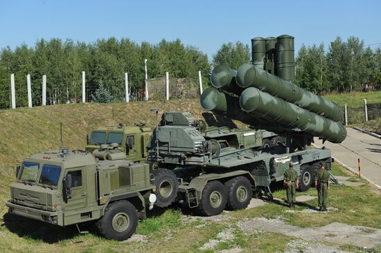 C-400 "Triumph" missiles protect air lines of Moscow