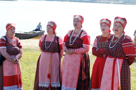 "Rassypushki" ensemble from Konevo