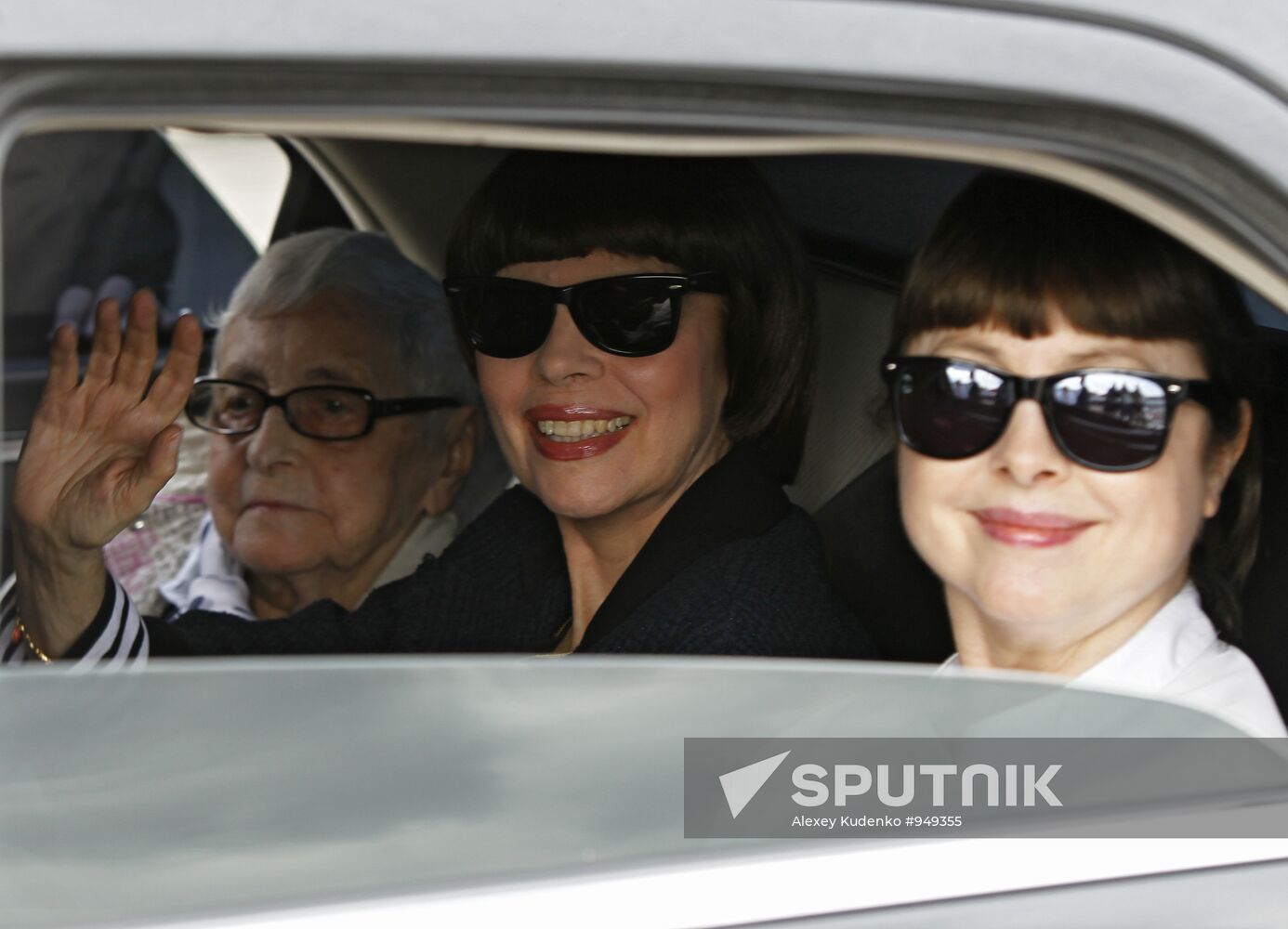 Mireille Mathieu arrives at Sheremetyevo airport