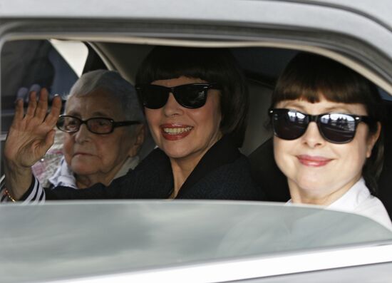 Mireille Mathieu arrives at Sheremetyevo airport