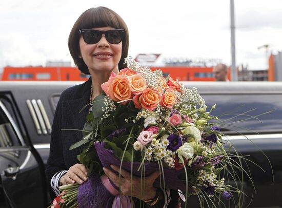 Mireille Mathieu arrives at Sheremetyevo airport