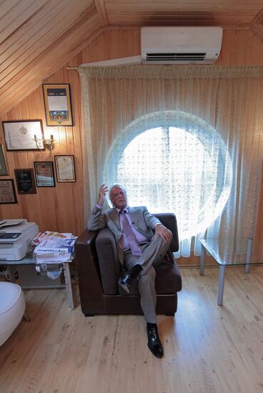 Poet Ilya Reznik in his country house