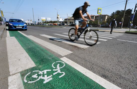 Dedicated lane for cyclists in Metro area of Moscow University