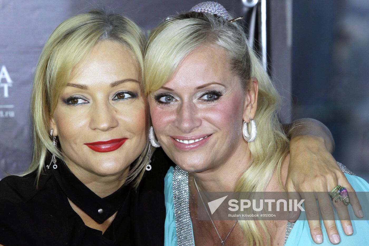 Lena Lenina presents "People's Artist" awards