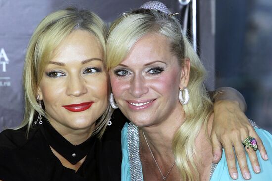 Lena Lenina presents "People's Artist" awards