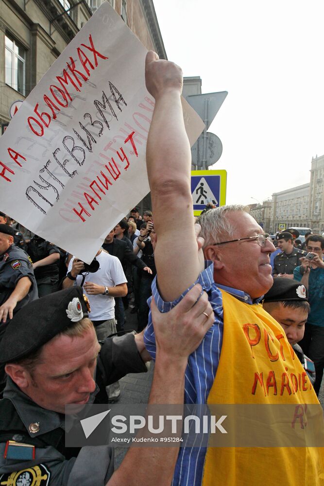 Activists rally in support of Russian Constitution's Article 31