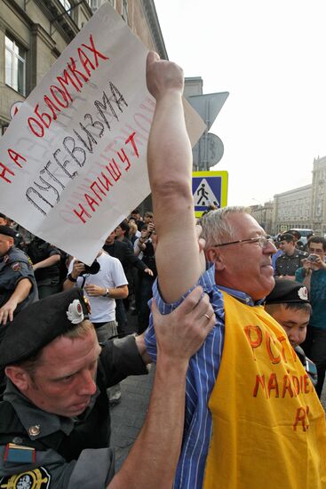 Activists rally in support of Russian Constitution's Article 31
