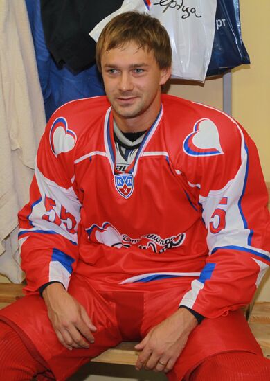 Hockey game to support "From a Pure Heart" charity