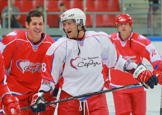 Hockey game to support "From a Pure Heart" charity