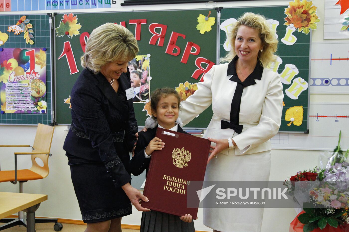 Svetlana Medvedev visits Moscow gymnasium