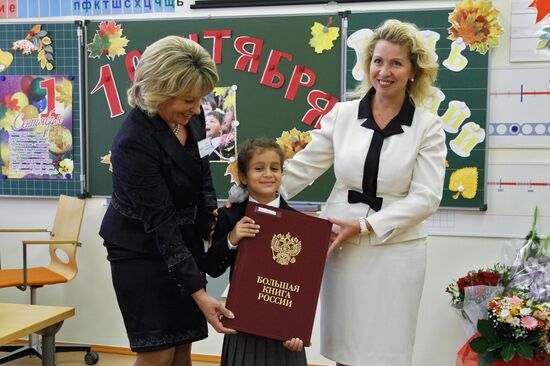 Svetlana Medvedev visits Moscow gymnasium