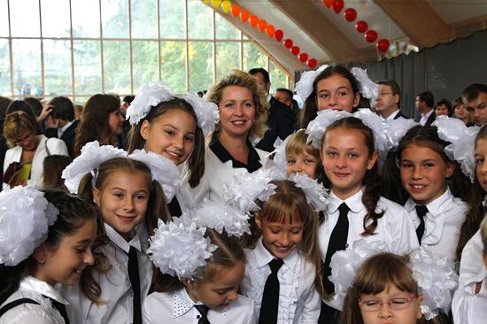 Svetlana Medvedev visits Moscow gymnasium