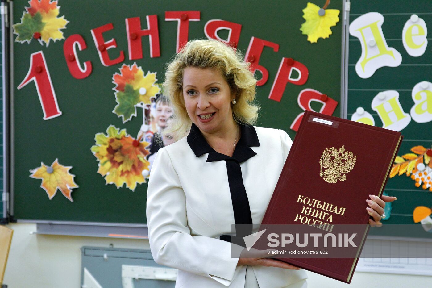 Svetlana Medvedev visits Moscow gymnasium