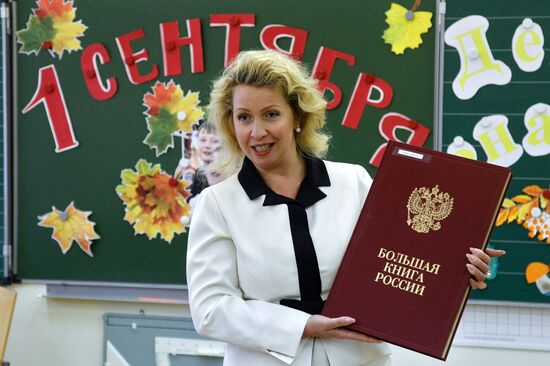 Svetlana Medvedev visits Moscow gymnasium