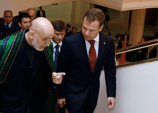 Dmitry Medvedev meets Hamid Karzai in Dushanbe