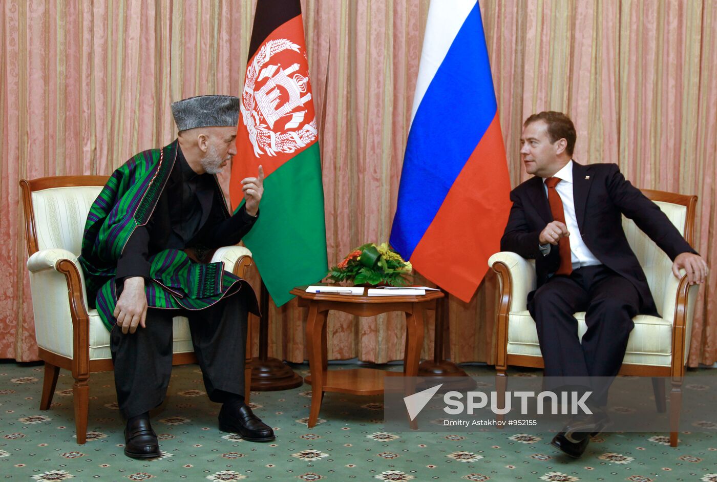 Dmitry Medvedev meets Hamid Karzai in Dushanbe