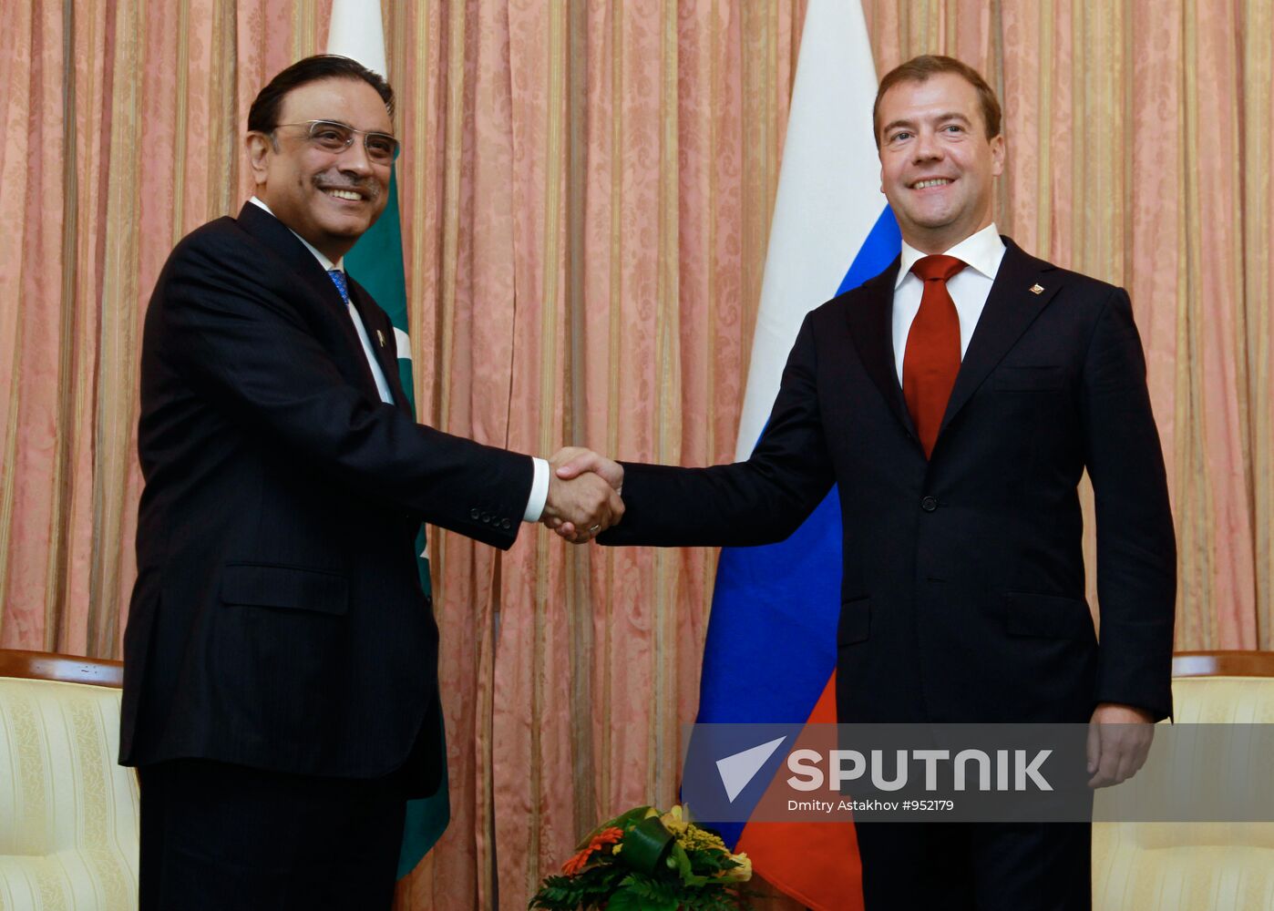 Dmitry Medvedev meets Asif Ali Zardari in Dushanbe