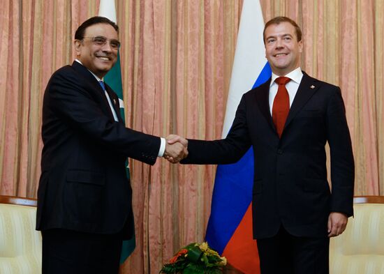 Dmitry Medvedev meets Asif Ali Zardari in Dushanbe