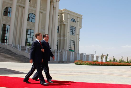 Dmitry Medvedev visits Tajikistan