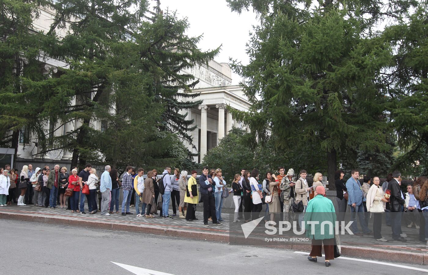 People line up to see Salvator Dali exhibition in Pushkin Museum