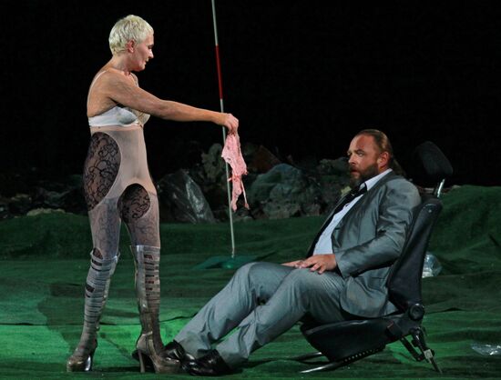 Rehearsal of "The Rise and Fall of Mahogany" opera