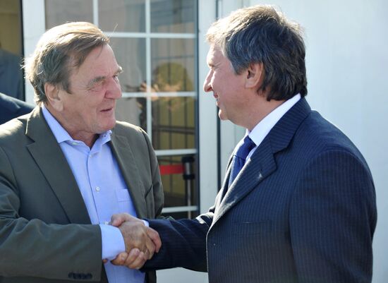 Gerhard Schroeder and Igor Sechin