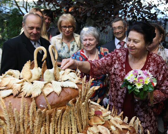 Unveiling of monument to wedding toast "Kiss!"